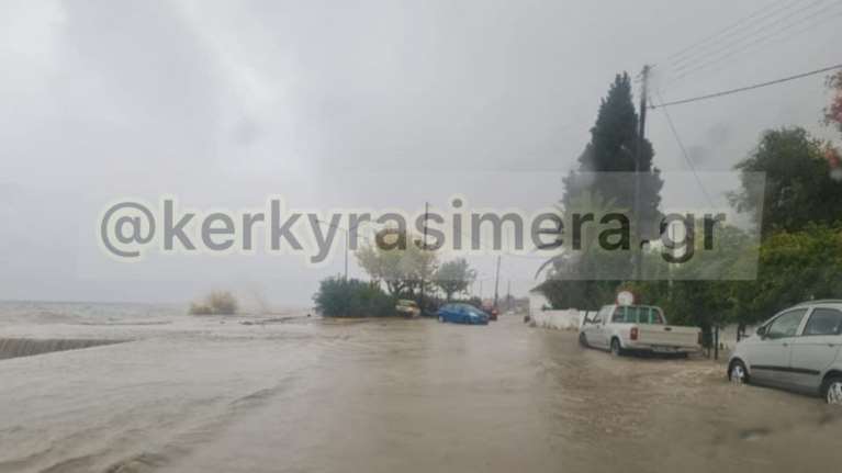 &quot;Κόπηκε στα δύο&quot; η Κέρκυρα: Πλημμύρες, κατολισθήσεις και ακυρώσεις πτήσεων έφερε ο &quot;Μπάλλος&quot; [εικόνες]