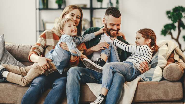 Αλλάζουν όλα στη φορολόγηση των οικογενειών: Οι αδικίες που διορθώνει η εισαγωγή του &quot;οικογενειακού εισοδήματος&quot;