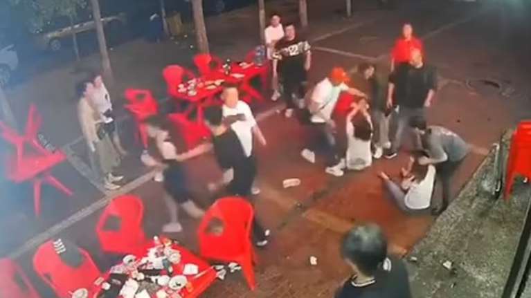 Άγριος ξυλοδαρμός γυναικών σε εστιατόριο στην Κίνα - Γυναίκα αντέδρασε σε σεξουαλική παρενόχληση και ξυλοκοπήθηκε