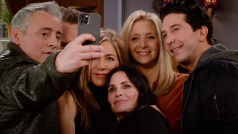 Τα Φιλαράκια: Το reunion έκανε πρεμιέρα και το Twitter υποκλίθηκε - Ζαλίζουν οι αμοιβές των πρωταγωνιστών