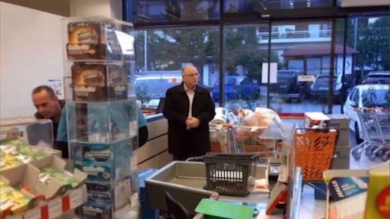 Απίστευτος ο Παπαδημούλης: Πήγε στο σούπερ μάρκετ και γέμισε τρία καρότσια πράγματα [βίντεο]