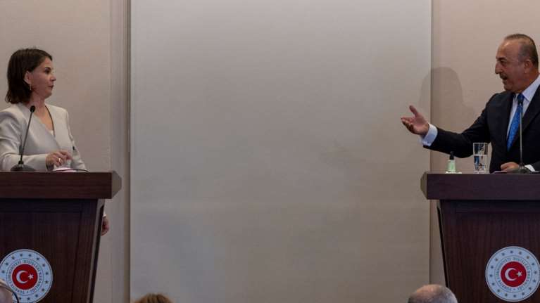 Νεύρα Τσαβούσογλου με Μπέρμποκ στη συνέντευξη Τύπου: Η Γερμανία έχασε πρόσφατα την αμεροληψία της στα ελληνοτουρκικά