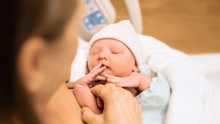 Αυτές είναι οι έξι παροχές σε χρήμα για να κάνεις παιδί: Τι καταβάλλεται, πότε και υπό ποιες προϋποθέσεις