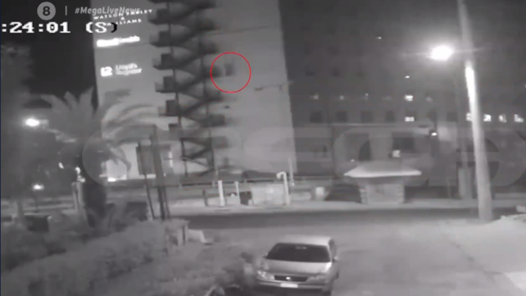 Βουτιά θανάτου στη Συγγρού: Άνδρας ανέβηκε στον 8ο όροφο και έπεσε στο κενό - Βίντεο σοκ