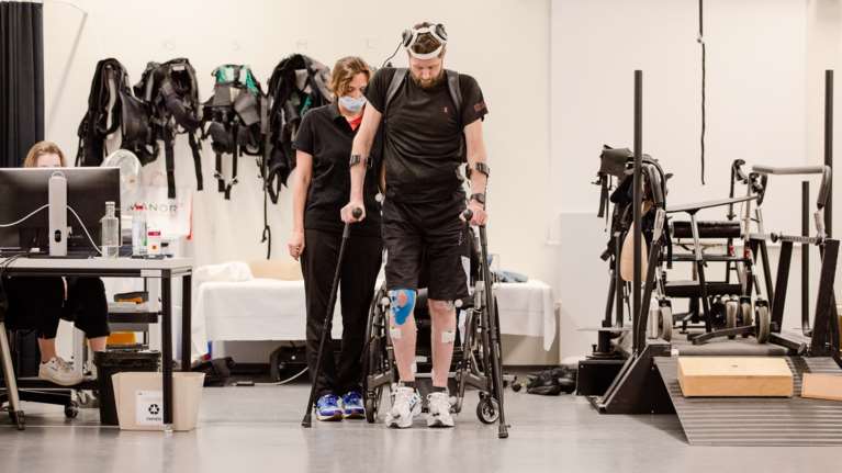 Ιατρικό &quot;θαύμα&quot;: Συσκευή βοηθά ασθενή με παράλυση να περπατήσει - Πώς λειτουργεί