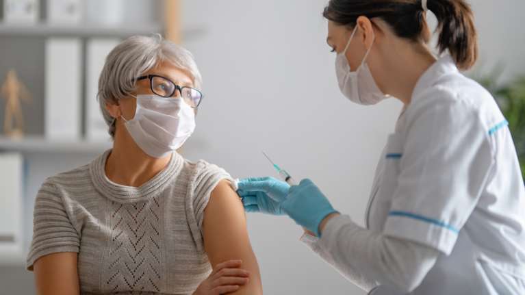 Ποιοι θα κάνουν τα νέα εμβόλια για τον ιό RSV που προκαλεί πνευμονία - Οι άνω των 60 ετών και πότε θα γίνουν