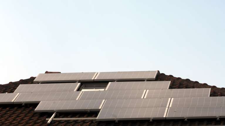 &quot;Φωτοβολταϊκά στη Στέγη&quot;: Τέλος Απριλίου ανοίγει η πλατφόρμα των αιτήσεων - Έως και 16.000 ευρώ η επιδότηση