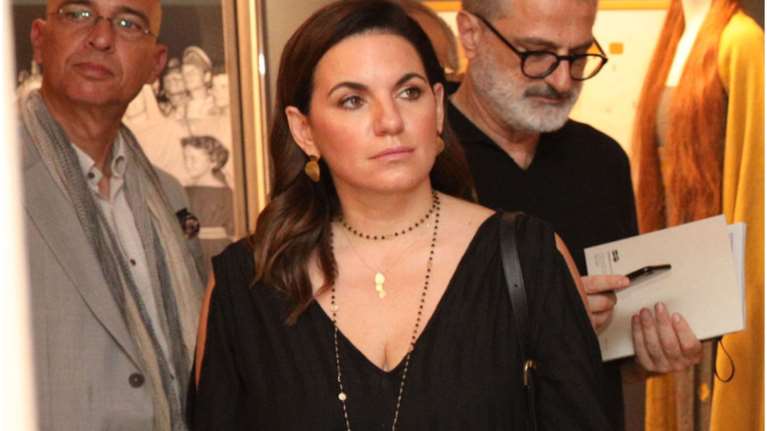 Όλγα Κεφαλογιάννη: Με αέρινη μάξι τουνίκ στην Επίδαυρο - Με cut outs στα μανίκια και καλοκαιρινό styling