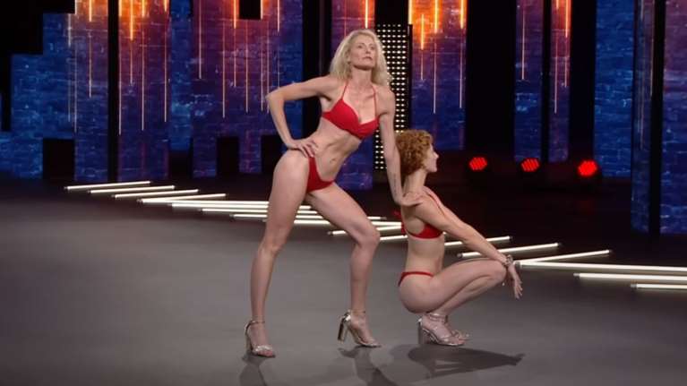 GNTM: Μητέρα και κόρη φόρεσαν μαγιό και τρέλαναν τους κριτές με την ομορφιά τους [Βίντεο]