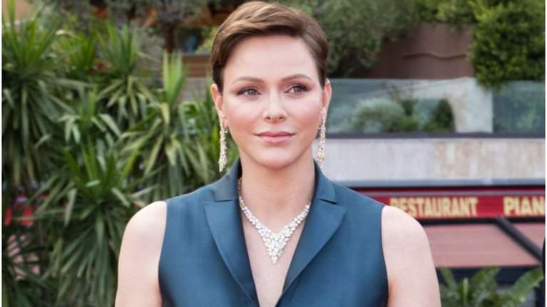 Ανέβασε το glam σε άλλο επίπεδο η Σαρλίν: Το μεταξωτό αμάνικο blazer dress που την έκανε να μοιάζει με σταρ του Χόλιγουντ