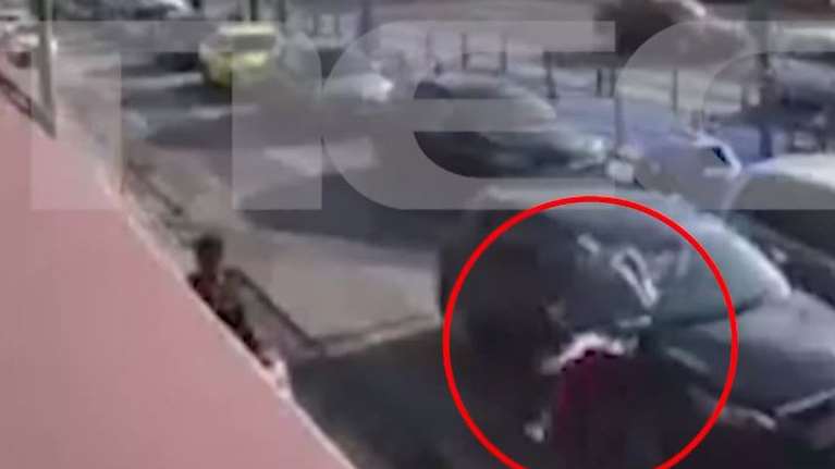 Σοκαριστικό βίντεο ντοκουμέντο: ΙΧ παρασύρει πεζή σε παράδρομο της Λεωφόρου Συγγρού