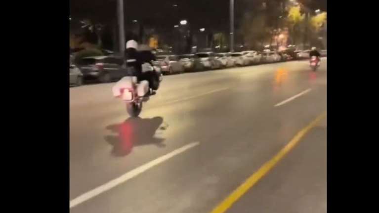 Βίντεο-πρόκληση: Αστυνομικοί κάνουν σούζα με τις μηχανές τους σε φανάρι στη Θεσσαλονίκη