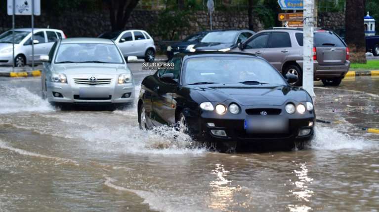Σφοδρή καταιγίδα στο Ναύπλιο: Δυνατός αέρας με βροχή και χαλαζι - Έπεσαν δέντρα - Πλημμύρησαν δρόμοι [εικόνες, βίντεο]