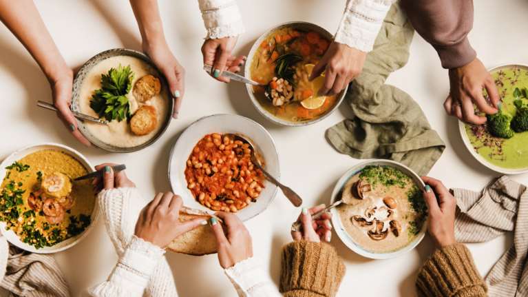 Γιατί το φαγητό μας πρέπει να διαρκεί τουλάχιστον 20 λεπτά όταν καθόμαστε στο τραπέζι - Τι συμβαίνει όταν τρώμε γρήγορα