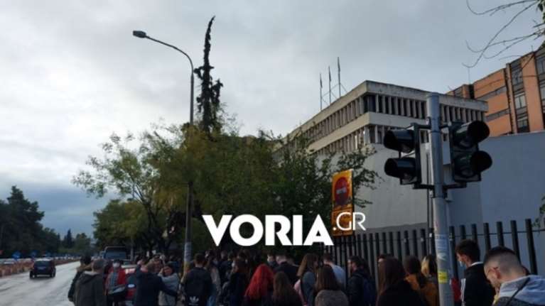 Τεράστιες ουρές φοιτητών έξω από το ΠΑΜΑΚ λόγω ελέγχου πιστοποιητικών [εικόνα - βίντεο]