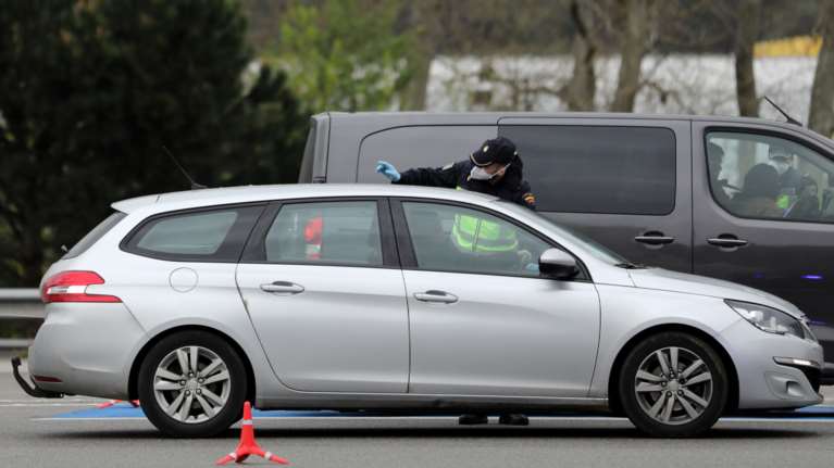 Κορονοϊός: Αυτά πρέπει να κάνετε πριν μπείτε στο αυτοκίνητό σας