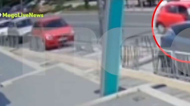 Βίντεο ντοκουμέντο: Η στιγμή που ΙΧ χτυπά τη μητέρα και το 14 μηνών μωρό που ήταν σε καρότσι - Τι έσωσε το παιδί