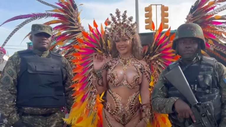 Ριάνα: Η εκκεντρική εμφάνιση με φτερά στο καρναβάλι των Μπαρμπέιντος [εικόνες - βίντεο]