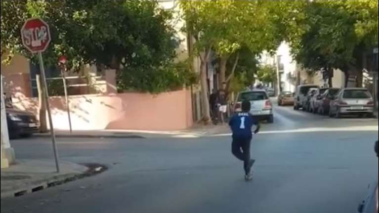 Σοκαριστικό βίντεο από τα Χανιά: Ανήλικος με πατίνι περνά STOP με ταχύτητα