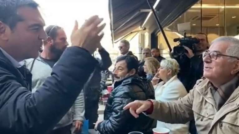 &quot;Πες μου ποιος θα πάρει το Μουντιάλ&quot;: Ο Αλέξης Τσίπρας ρωτά ψηφοφόρο-&quot;μέντιουμ&quot; για να παίξει στοίχημα [βίντεο]