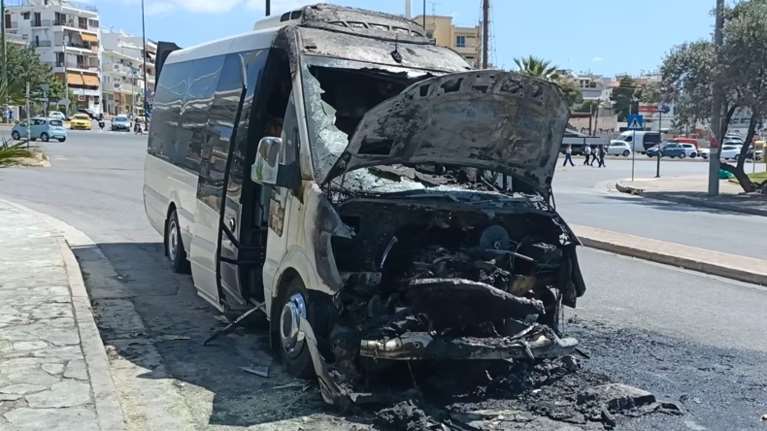 Φωτιά σε τουριστικό λεωφορείο στο Χαϊδάρι [βίντεο]