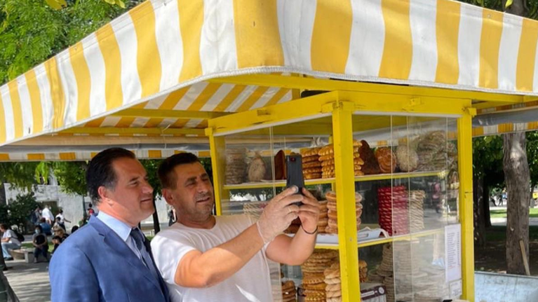 Ο Άδωνις στο Σύνταγμα: Αγόρασε κουλούρι, έβγαλε σέλφι και ειρωνεύεται τον ΣΥΡΙΖΑ - &quot;Δεν μπορούμε να κυκλοφορήσουμε&quot;