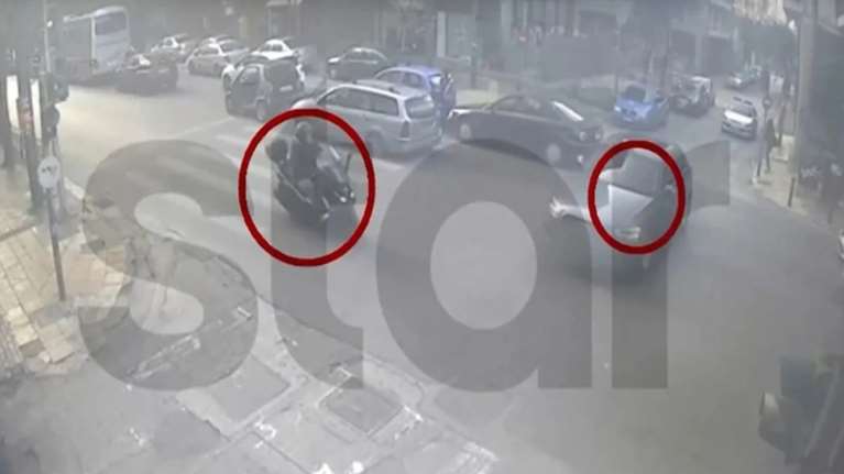 Τροχαίο σοκ στο κέντρο της Αθήνας: Η στιγμή που αυτοκίνητο περνάει με κόκκινο και παρασύρει γυναίκα οδηγό μηχανής [βίντεο]