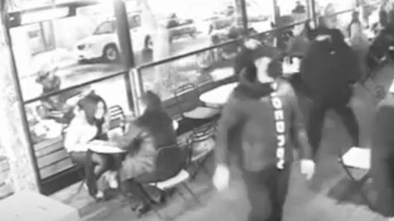 Ντοκουμέντο από τη συμμορία εκβιαστών: Φουσκωτοί με κουκούλες μπουκάρουν σε καταστήματα για προστασία- Τρόμος σε Κυψέλη, Πατήσια