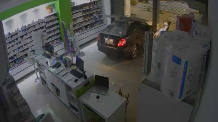 Σαλαμίνα: 13 συλλήψεις για διαρρήξεις σε σπίτια και επιχειρήσεις - Είχαν σπάσει τζαμαρία φαρμακείου με αυτοκίνητο [βίντεο]