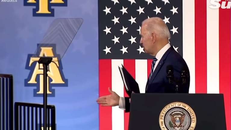 ΗΠΑ - Νέα προεδρική γκάφα ή οφθαλμαπάτη;- Ο Τζο Μπάιντεν έκανε χειραψία με... αόρατο συνομιλητή [βίντεο]