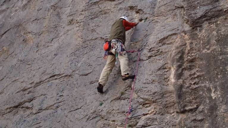 Πώς σώθηκε ο αναρριχητής στα Γιάννενα που έπεσε στο κενό όταν έσπασε ο κρίκος: Η γιγαντιαία επιχείρηση [βίντεο]