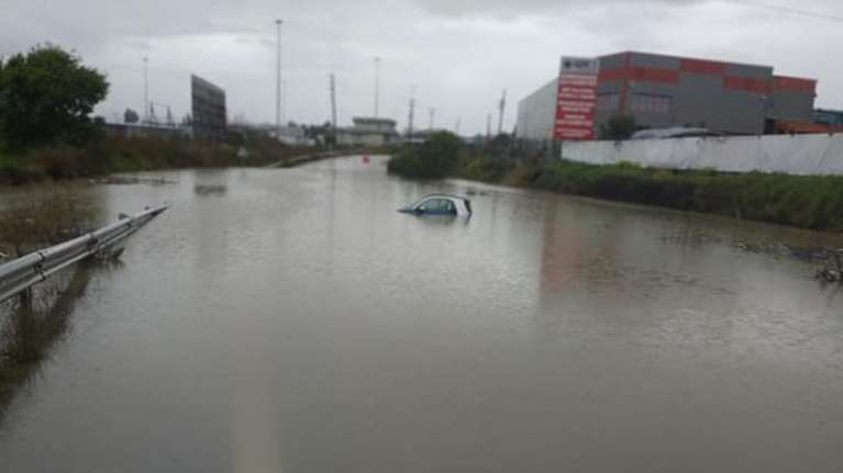 Σχηματάρι: Ηλικιωμένο ζευγάρι κινδύνεψε να πνιγεί - Εγκλωβίστηκαν στο αυτοκίνητό τους [εικόνες &amp; βίντεο]