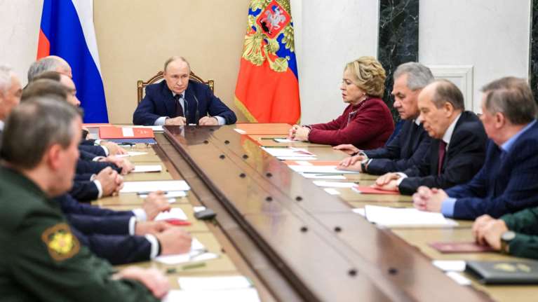 Politico: Η Ευρώπη κινδυνεύει με νέο Ψυχρό Πόλεμο απέναντι στον Πούτιν ανεξάρτητα της έκβασης του πολέμου στην Ουκρανία