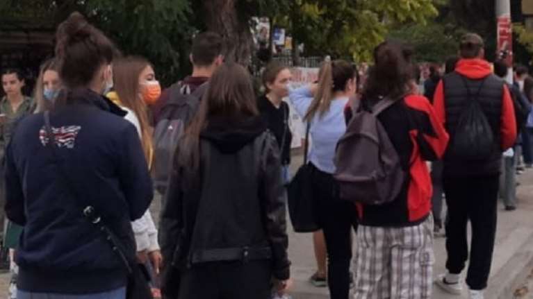 ΑΠΘ - Τριτοκοσμικές εικόνες: Ουρές φοιτητών και αναμονή δύο ωρών για μια μερίδα φαγητού στη Λέσχη