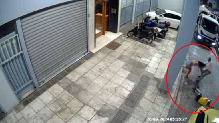 Σοκάρει το βίντεο με την επίθεση του αλλοδαπού ταξιτζή σε βάρος τρανς γυναίκας και του φίλου της- Εστειλε στο νοσοκομείο το θύμα