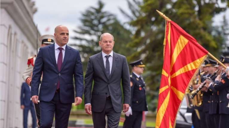 Στα Σκόπια ο Σολτς: &quot;Υποστηρίζουμε την έναρξη των ενταξιακών διαπραγματεύσεων της Β. Μακεδονίας στην ΕΕ&quot;