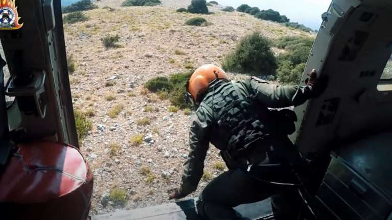 Συγκλονιστικό βίντεο: Πώς η ομάδα helitack της πυροσβεστικής φθάνει σε δυσπρόσιτα σημεία