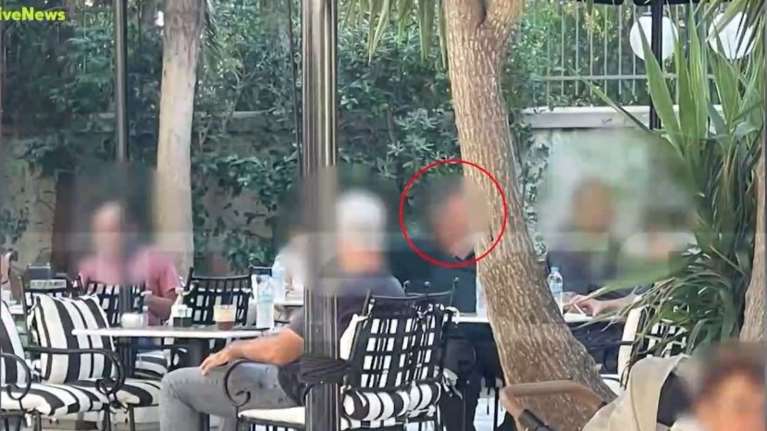 Για καφέ έξω από το Ιπποκράτειο ο γιατρός που συνελήφθη για "φακελάκι" - Αναβλήθηκε ξανά η δίκη του για... λόγους υγείας