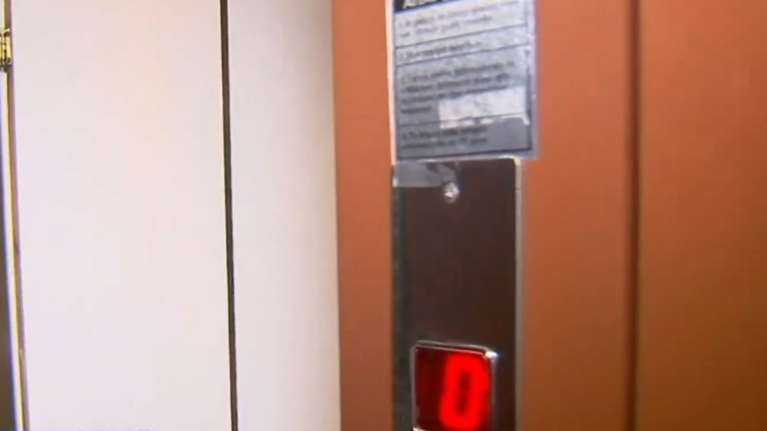 Λάρισα: "Δεν φοβήθηκα, περίμενα την κατάλληλη στιγμή" λέει ο ένοικος που εγκλώβισε τους διαρρήκτες στο ασανσέρ [Βίντεο]