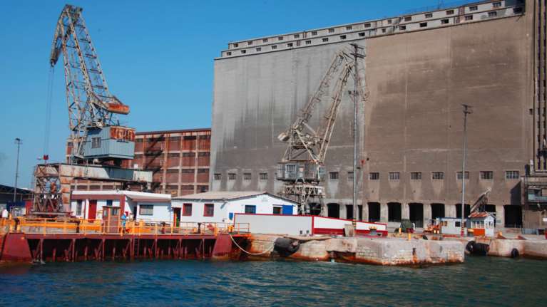 Εντοπίστηκαν πάνω από 560 κιλά κάνναβης σε κοντέινερ στον Πειραιά - Τρεις συλλήψεις στη Βουλγαρία