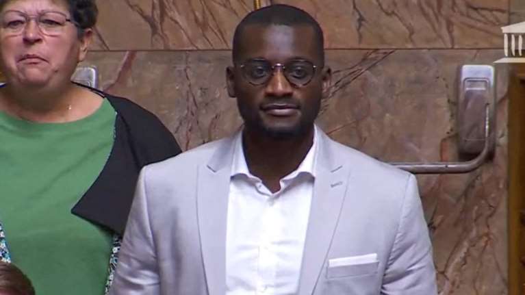 Σοκ στο γαλλικό κοινοβούλιο: &quot;Γυρίστε στην Αφρική&quot; φώναξε βουλευτής της Λεπέν σε μαύρο συνάδελφό του [Βίντεο]