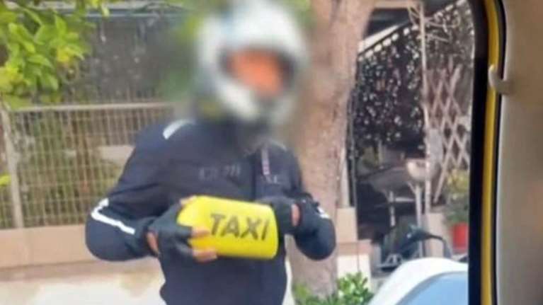 Οδηγός μηχανής τραμπουκίζει και απειλεί γυναίκα σε ταξί που έσπασε την απεργία [βίντεο]