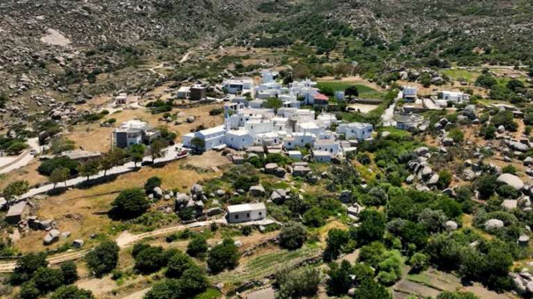 Βώλαξ: Το εξωγήινο πανέμορφο χωριουδάκι που προσγειώθηκε στις Κυκλάδες - Το πιο περίεργο στον κόσμο [βίντεο]