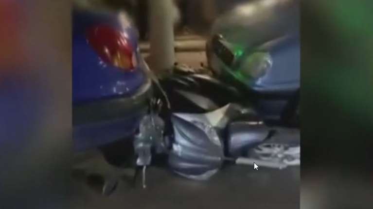 Περιστέρι: Η συγκλονιστική στιγμή που το δίχρονο παιδάκι εγκλωβίζεται κάτω από μηχανάκι - Πανικός στην περιοχή [βίντεο]