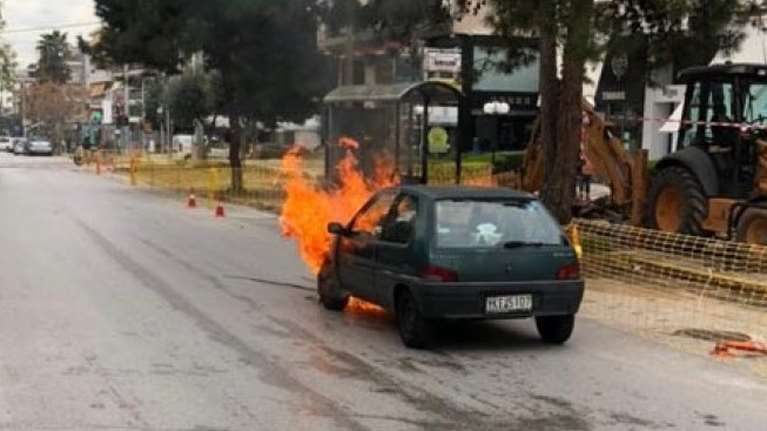 Αστυνομικός άρπαξε πυροσβεστήρα και έσβησε φωτιά σε αυτοκίνητο - Γλίτωσαν ηλικιωμένη και παιδί [βίντεο]
