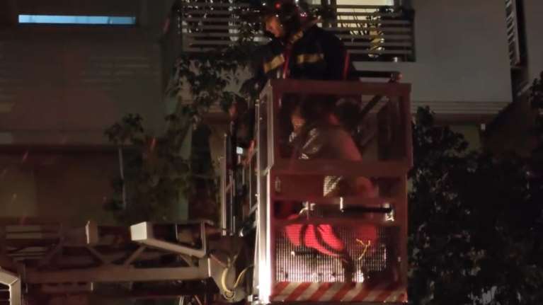 Φωτιά σε διαμέρισμα στο Περιστέρι: Καρέ-καρέ ο απεγκλωβισμός ηλικιωμένων [βίντεο]