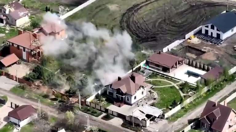 Ρωσικό τανκ τρέχει να κρυφτεί σε κήπο - Ουκρανικά drone το εντοπίζουν και το ανατινάζουν