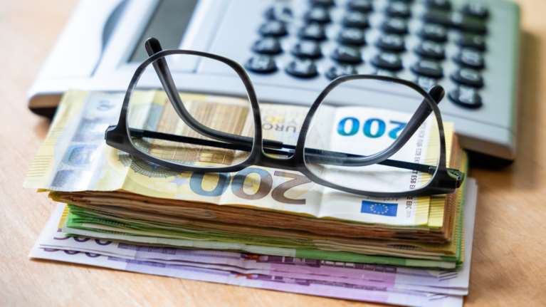 Πού θα χτυπήσει η εφορία φέτος: Εξόρμηση με 120.000 διασταυρώσεις, 1,7 δισ. ευρώ ο στόχος για έσοδα από φοροδιαφυγή