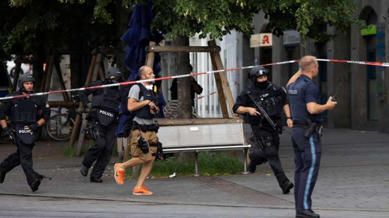 Συναγερμός στο Βερολίνο: Πυροβολισμοί με 4 τραυματίες σε πάρκινγκ καταστήματος