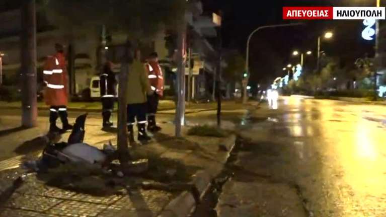 Σοβαρό τροχαίο στην Ηλιούπολη:  Αυτοκίνητο &quot;καρφώθηκε&quot; σε κολώνα